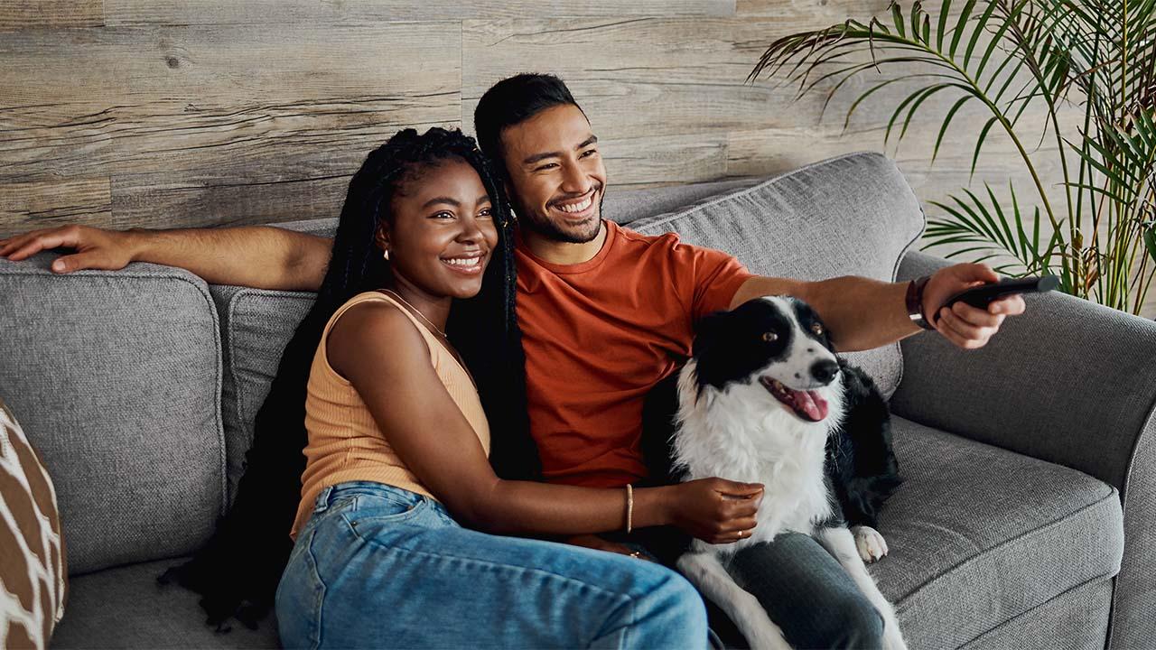 casal assistindo seriados sobre dinheiro