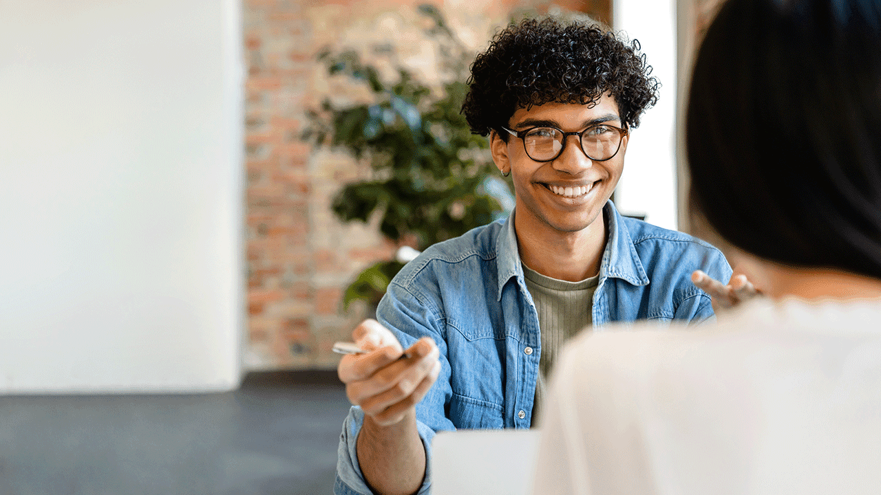 Como se dar bem na entrevista de emprego e na hora de pedir aumento de salário: Jovem participa de entrevista de emprego