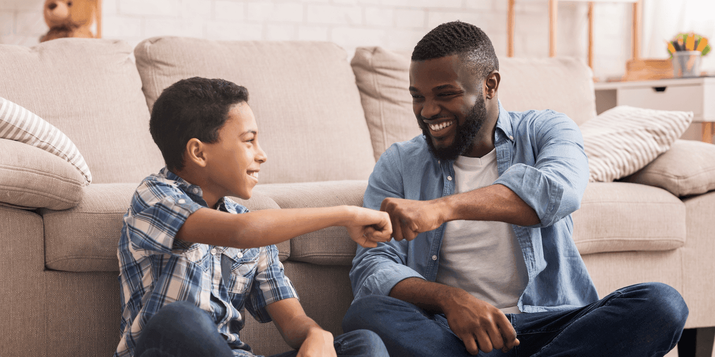 Matéria MBD - Dia dos Pais - Alegre preto preteen boy punho batendo com seu pai em casa - palavras-chaves: Ucrânia, Pai, Adolescente, Filho, Afro-americano