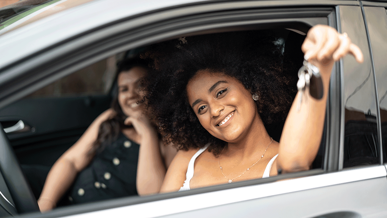 aumento preço carros, comprar ou vender carro, mulher comemora a compra do carro com a amiga