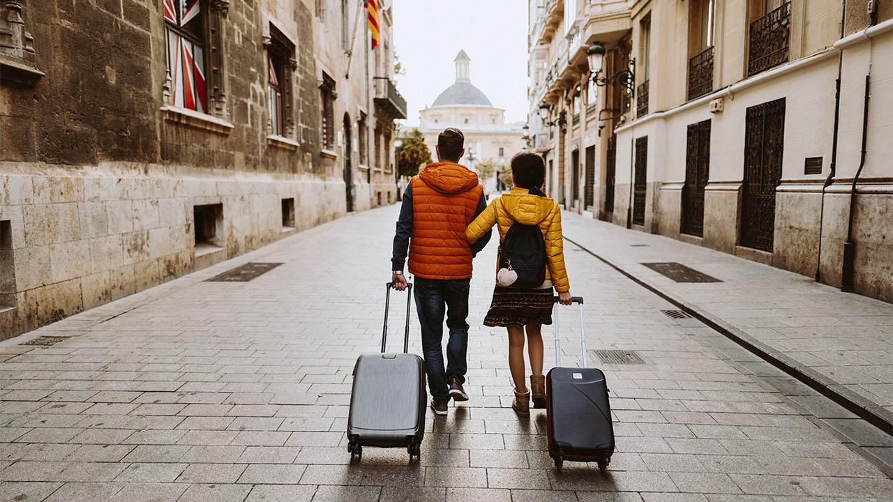 Tudo o que você precisa saber sobre milhas. Casal viajando