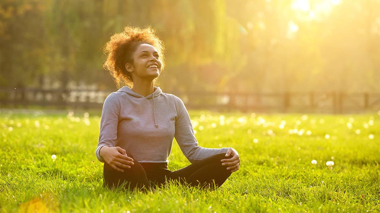 mulher jardim; como ter uma vida minimalista para começar o ano mais leve