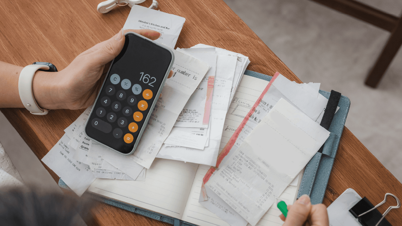 Curso gratuito ajuda pessoas a sair do superendividamento com orientação prática e acessível